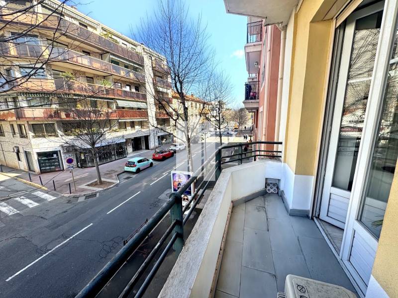 A VENDRE 2 PIECES HYPER CENTRE VILLE AVEC BALCON