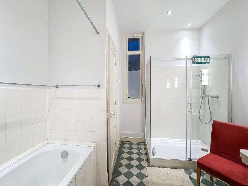 A VENDRE APPARTEMENT DANS UNE BATISSE D EXCEPTION AVEC VUE DEGAGEE SUR LA MER GARAGE ET CAVE