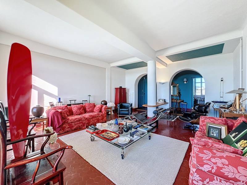 A VENDRE APPARTEMENT DANS UNE BATISSE D EXCEPTION AVEC VUE DEGAGEE SUR LA MER GARAGE ET CAVE