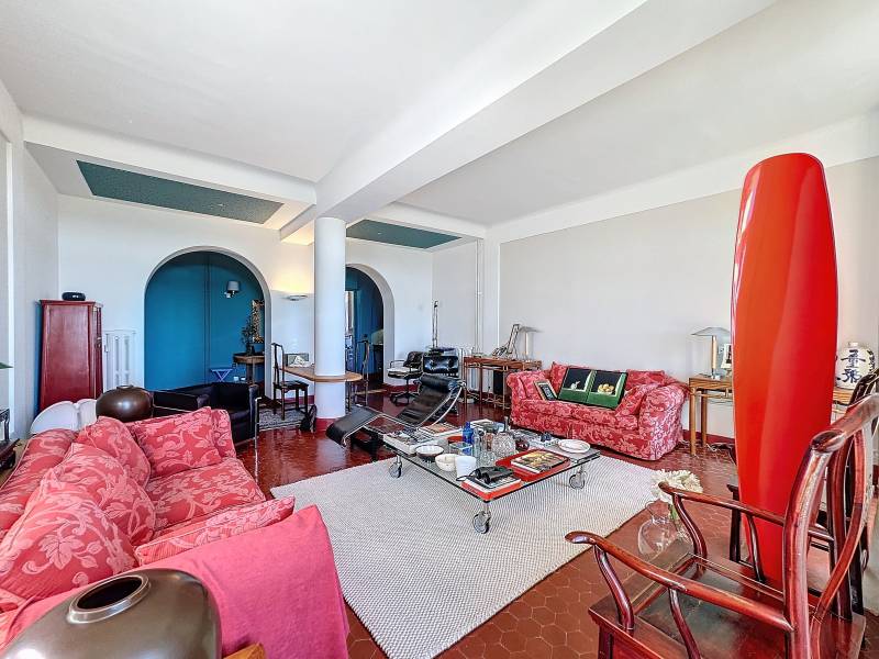 A VENDRE APPARTEMENT DANS UNE BATISSE D EXCEPTION AVEC VUE DEGAGEE SUR LA MER GARAGE ET CAVE