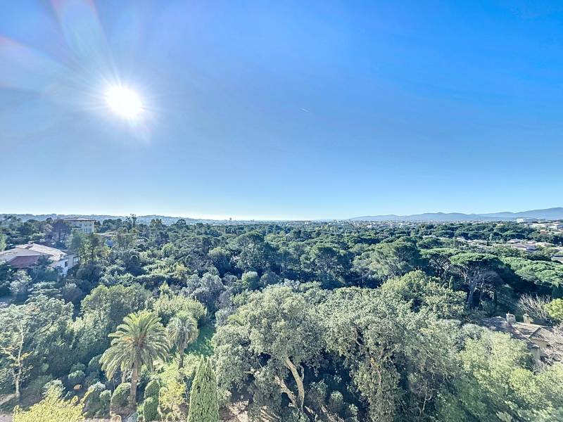 A VENDRE APPARTEMENT DANS UNE BATISSE D EXCEPTION AVEC VUE DEGAGEE SUR LA MER GARAGE ET CAVE