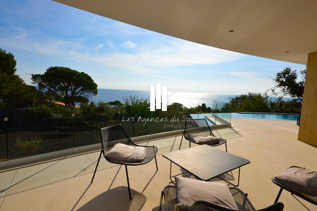 VILLA DU DOMAINE - A SAINT-RAPHAËL - SANTA-LUCIA - LUXUEUSE VILLA D'ARCHITECTE DE 6 PIÈCES DANS UN DOMAINE PRIVÉ PIEDS DANS L'EAU ET VUE IMPRENABLE SUR LA MER