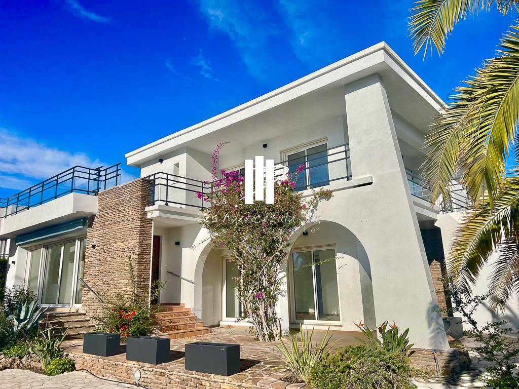 4 PIÈCES 117 M² BAS DE VILLA ENTIERMENT REFAIT A NEUF AVEC 2 PLACES DE PARKING ET PISCINE PRIVATIVE