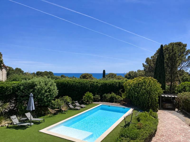 6 pièces 210 m² 1160 m² Villa de caractère au Calme en fond d'impasse à Boulouris - vue mer
